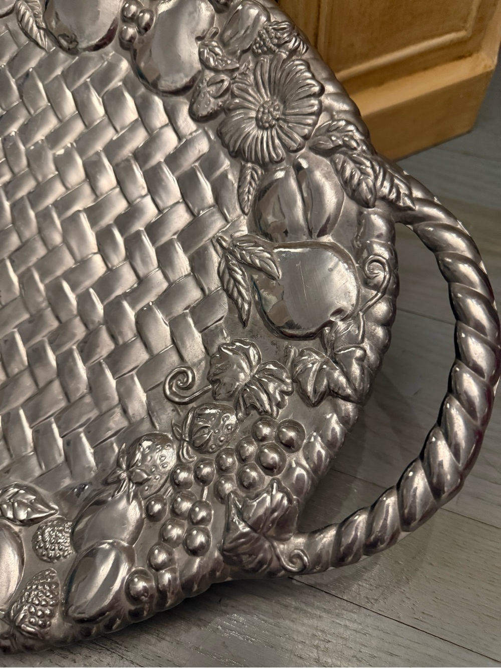 🍇Vintage Lenox Large Metal Serving Tray / Platter – Fruit Basket Weave Design🍇 - Picture 3 of 5